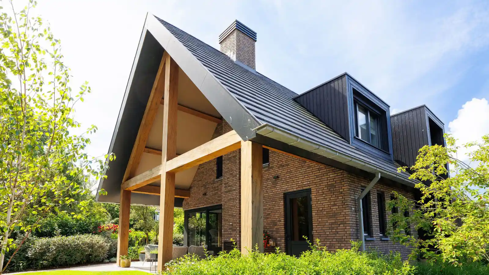 Schuurwoning met grote houten overstek