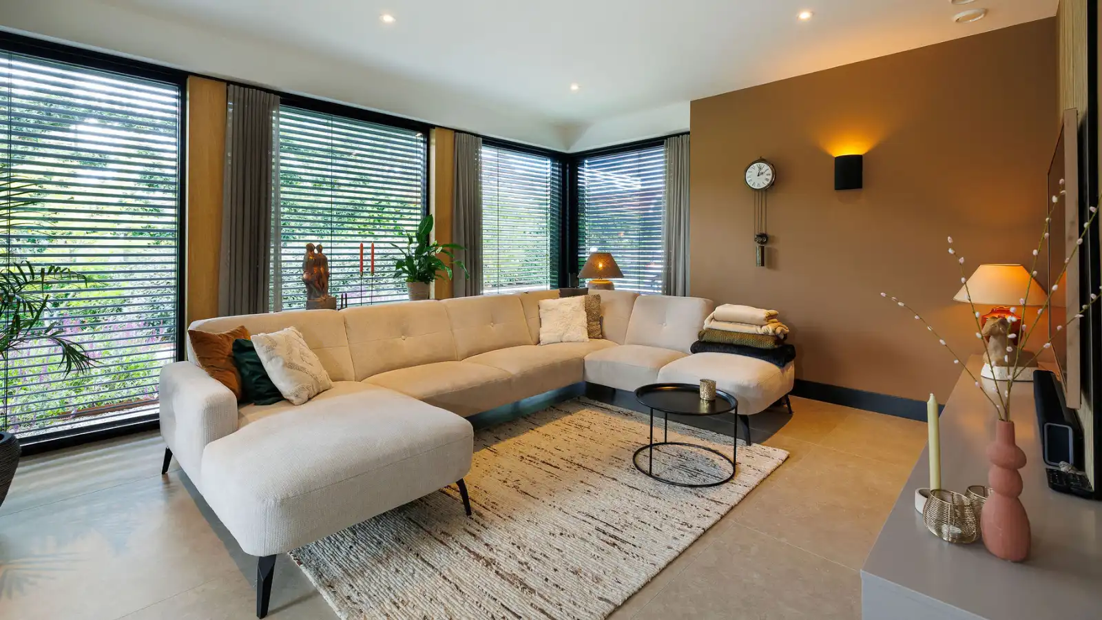 Woonkamer met lichte u-vorm bank
