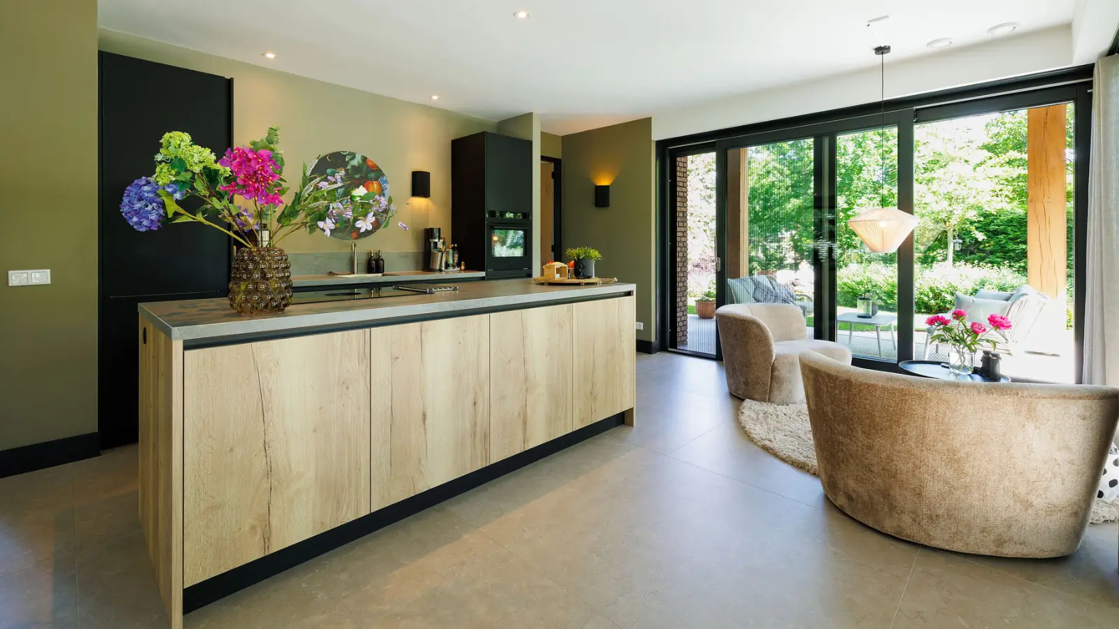 Keuken met keukeneiland in hout look