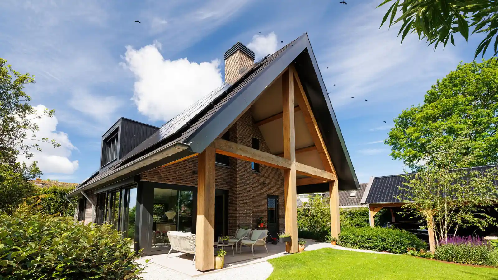 Schuurwoning met grote houten overstek