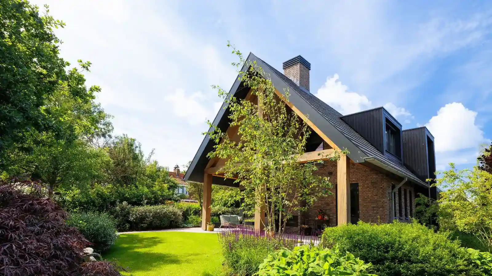 Schuurwoning met grote houten overstek
