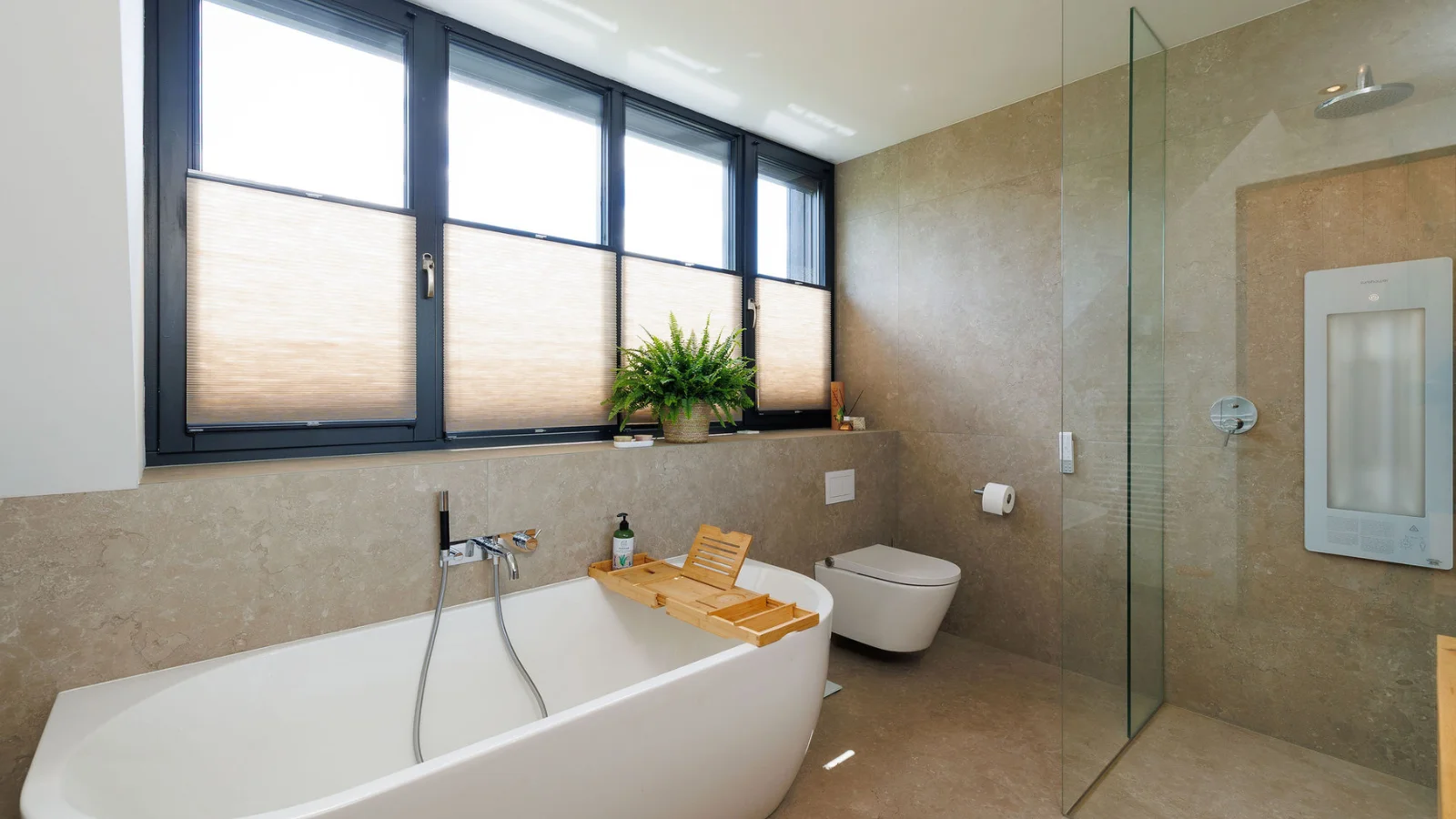 Badkamer met bad en douche