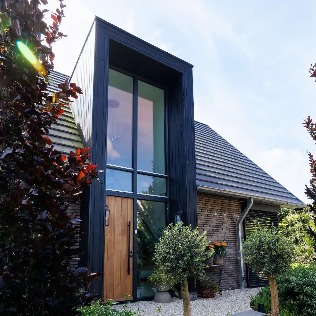 Risaliet van donker hout en glad met licht houten voordeur