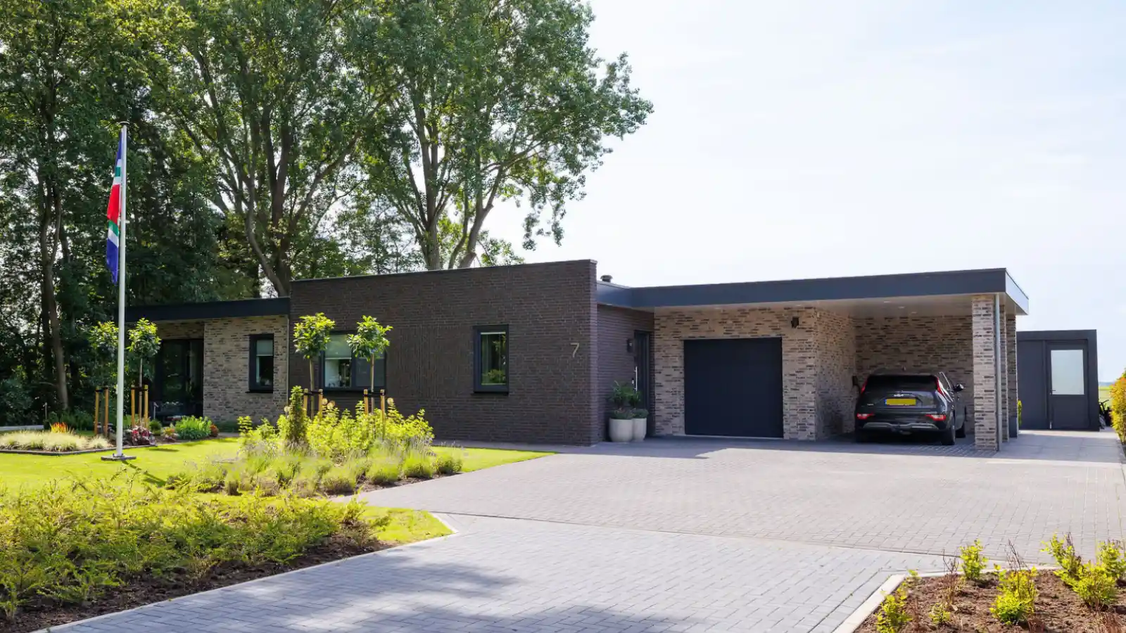 Vrijstaande bungalow woning met aangebouwde garage