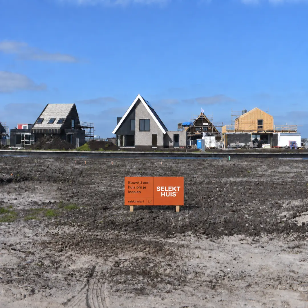 Kavel met een SelektHuis bord in de grond