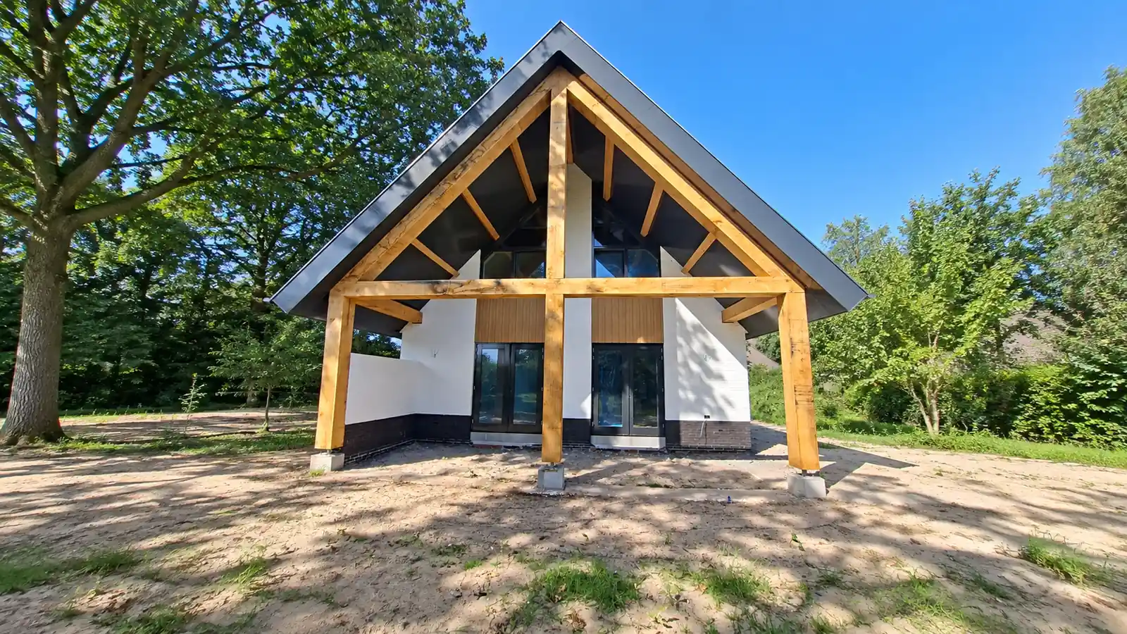 Vrijstaande witte woning met eiken houten gebinten