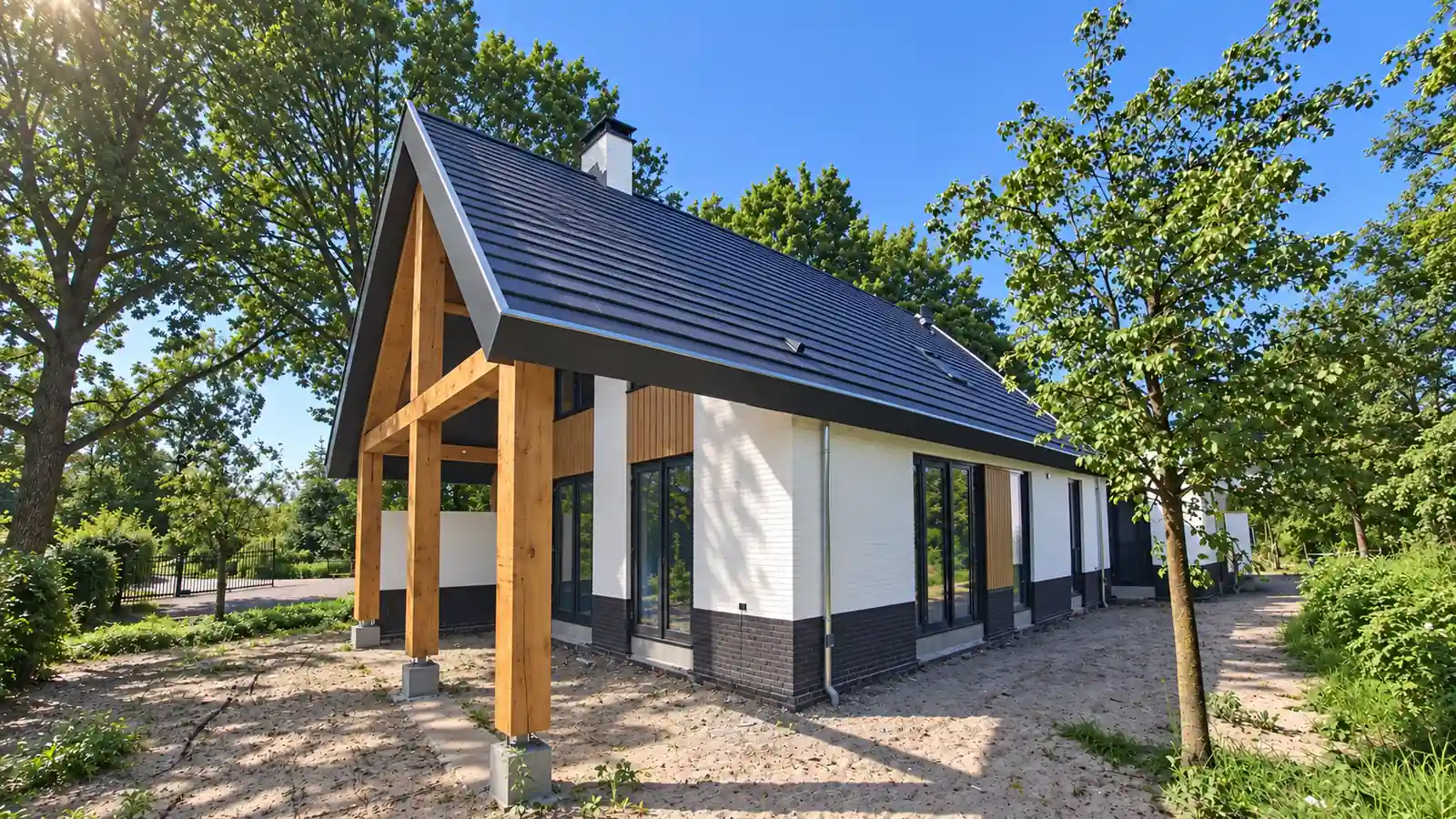 Vrijstaande witte woning met eiken houten gebinten