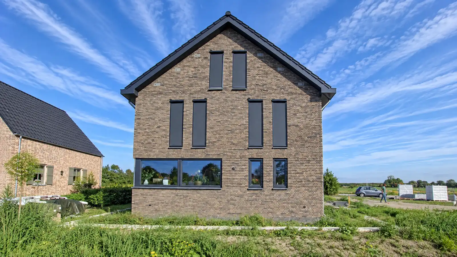 Vrijstaande hoogbouw woning met warme gevelstenen en hoekkozijn