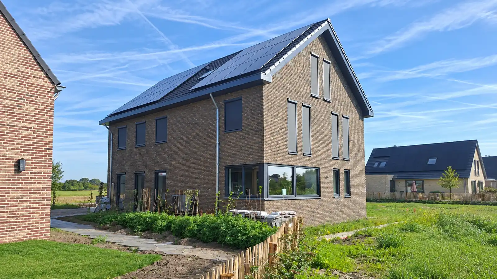 Vrijstaande hoogbouw woning met warme gevelstenen en hoekkozijn