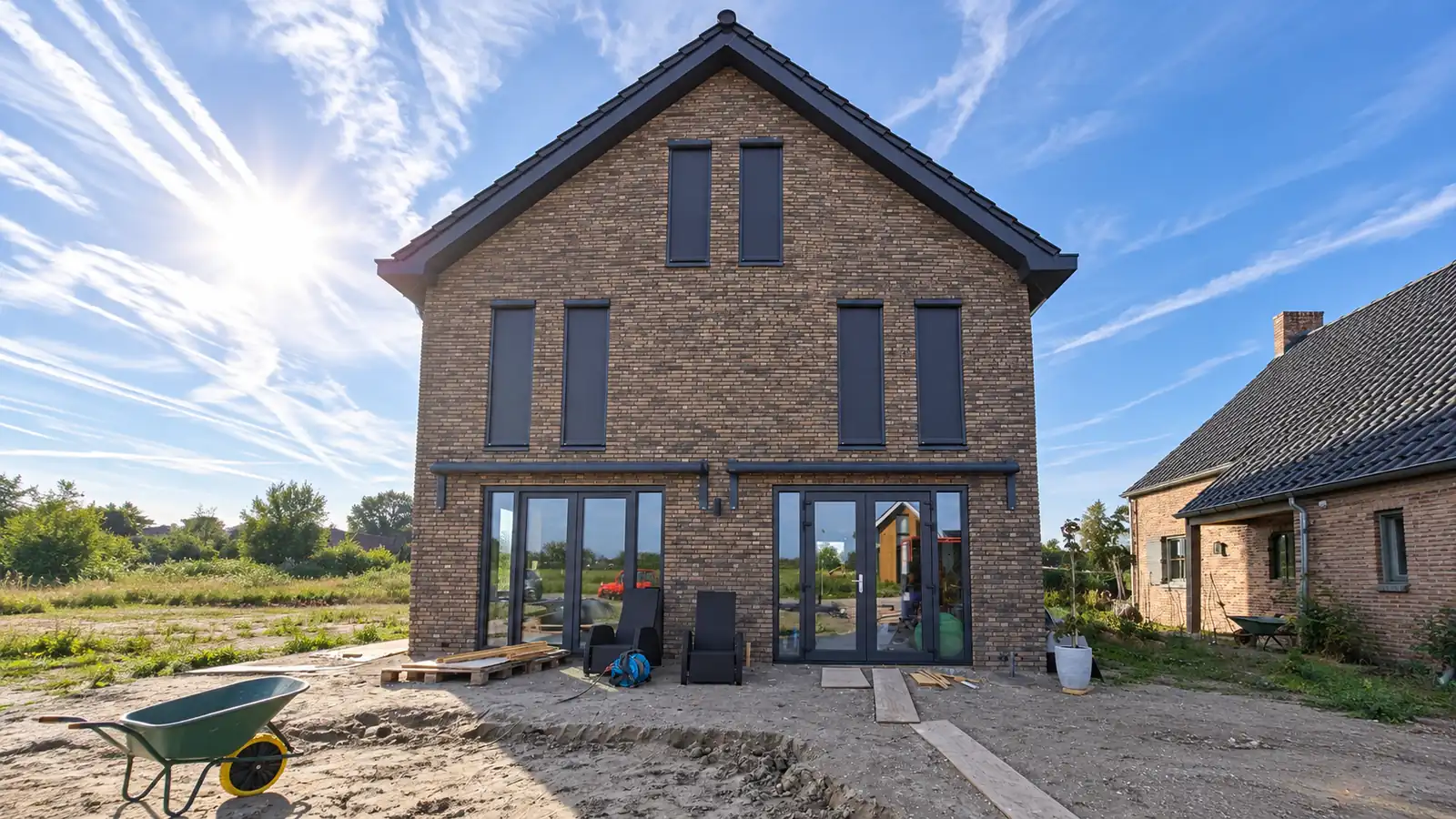 Vrijstaande hoogbouw woning met warme gevelstenen
