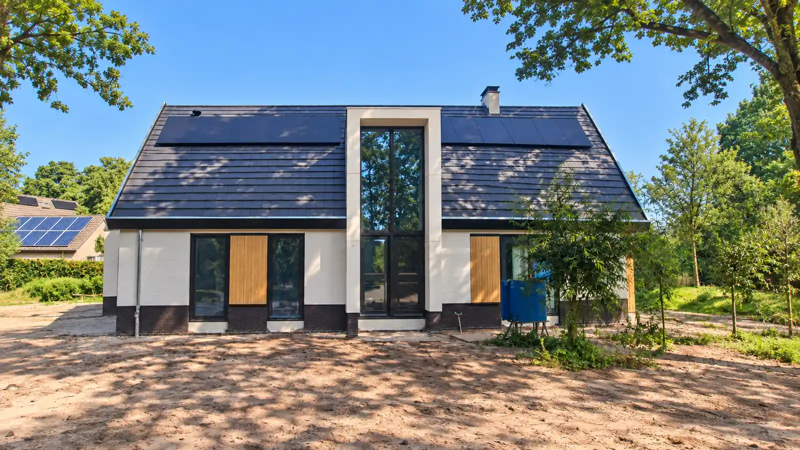 Vrijstaande woning met wit geverfde gevelstenen