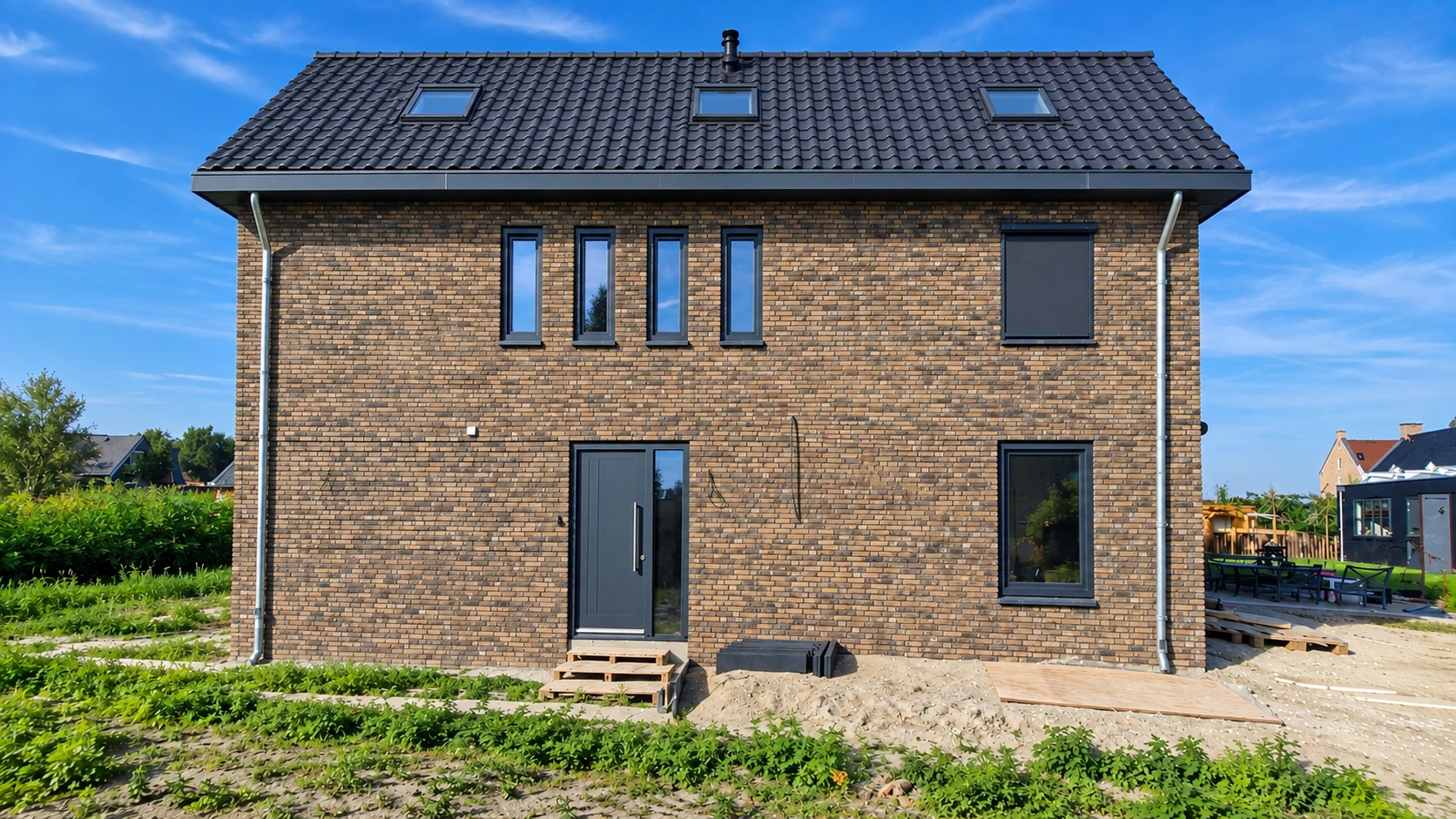 Vrijstaande woning met warme gevelstenen en donkere kozijnen