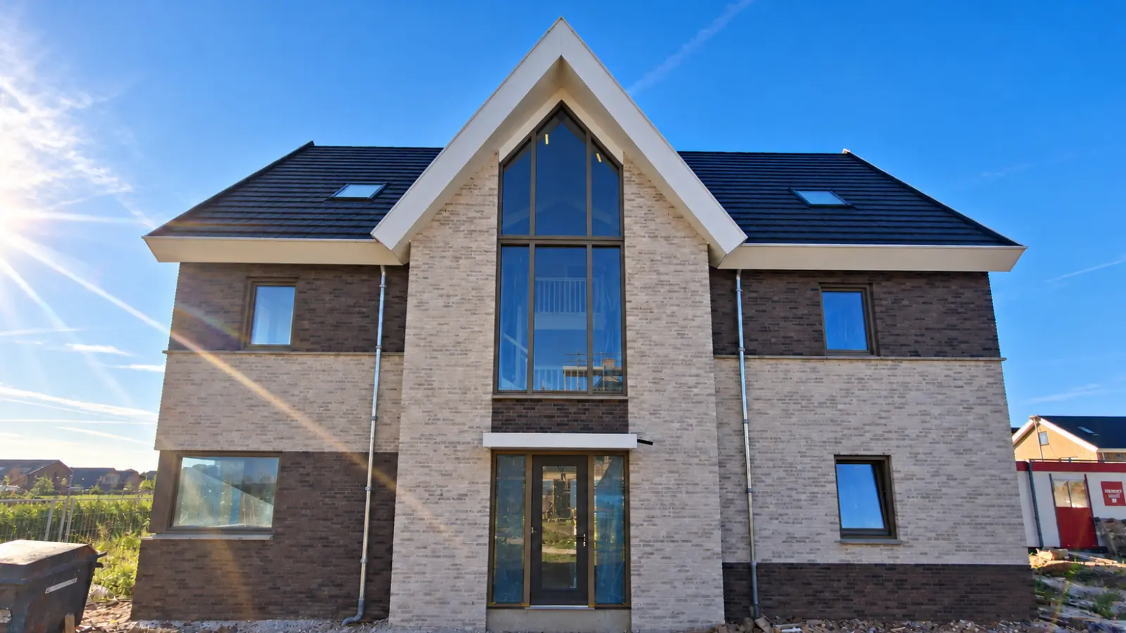 Vrijstaande moderne hoogbouw woning met risaliet