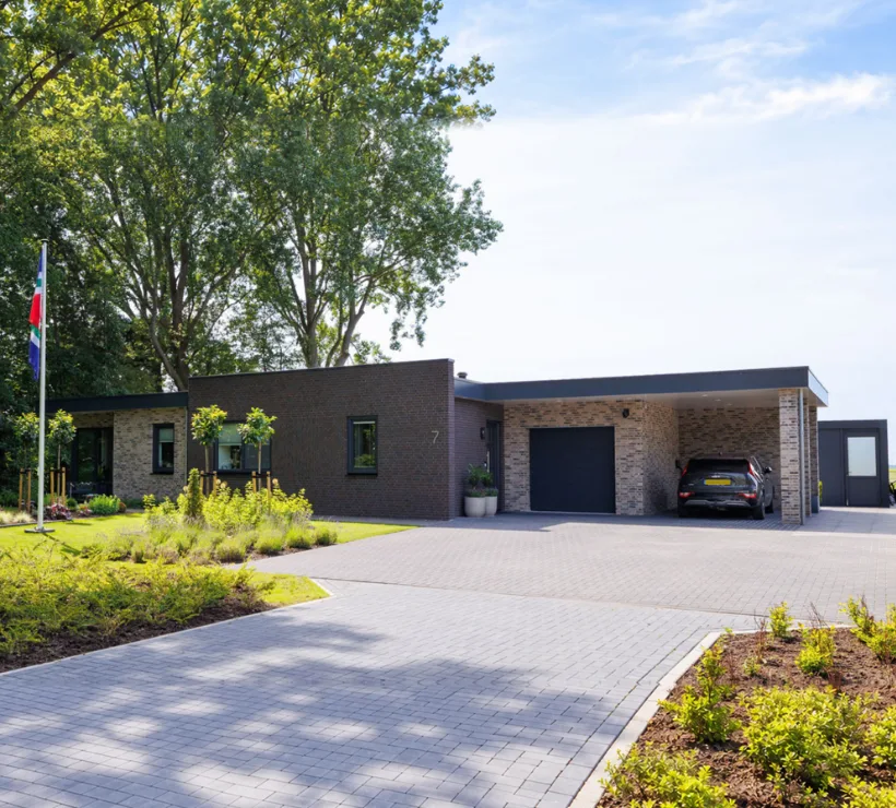 Vrijstaande bungalow woning met aangebouwde garage