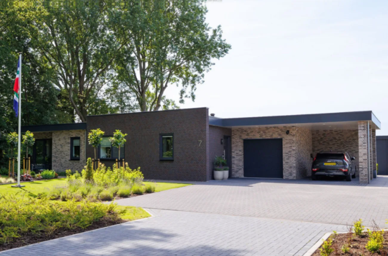 Vrijstaande bungalow woning met aangebouwde garage