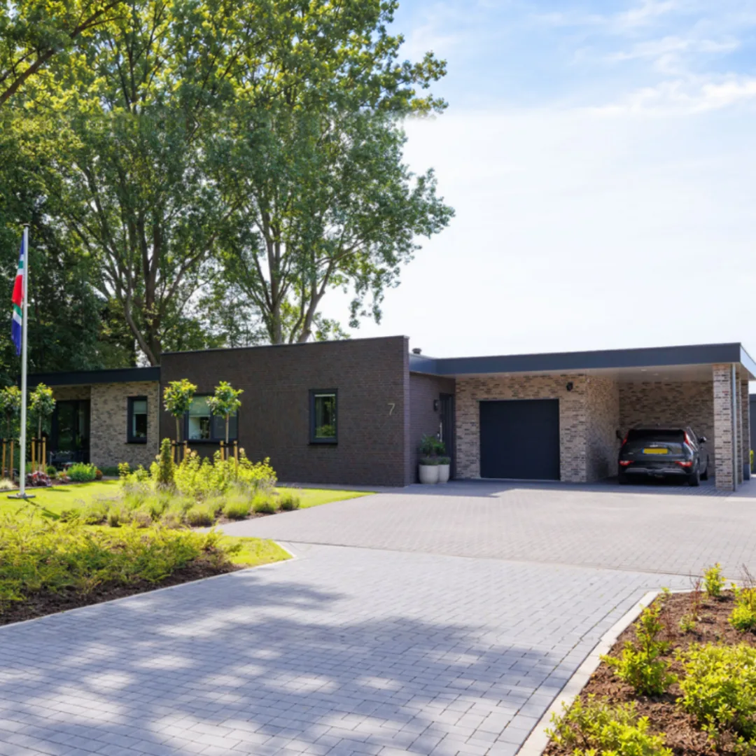 Vrijstaande bungalow voorzijde met aangebouwde garage