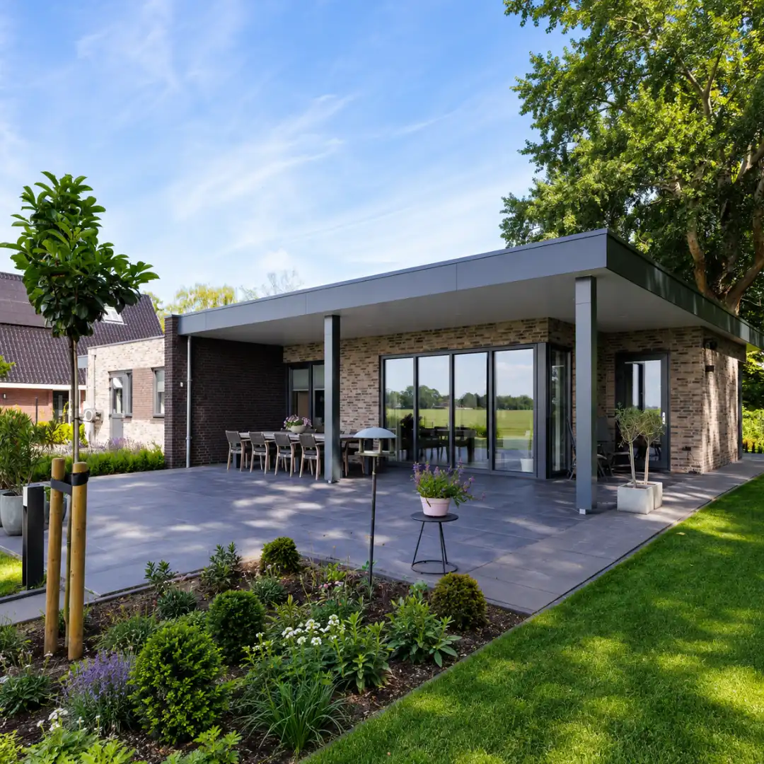Vrijstaande bungalow achterzijde met aangebouwde overkapping