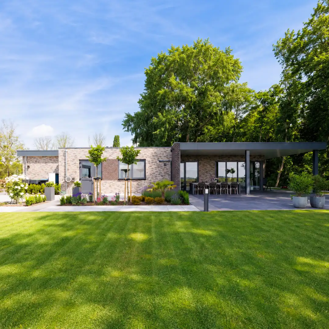Vrijstaande bungalow achterzijde met aangebouwde overkapping