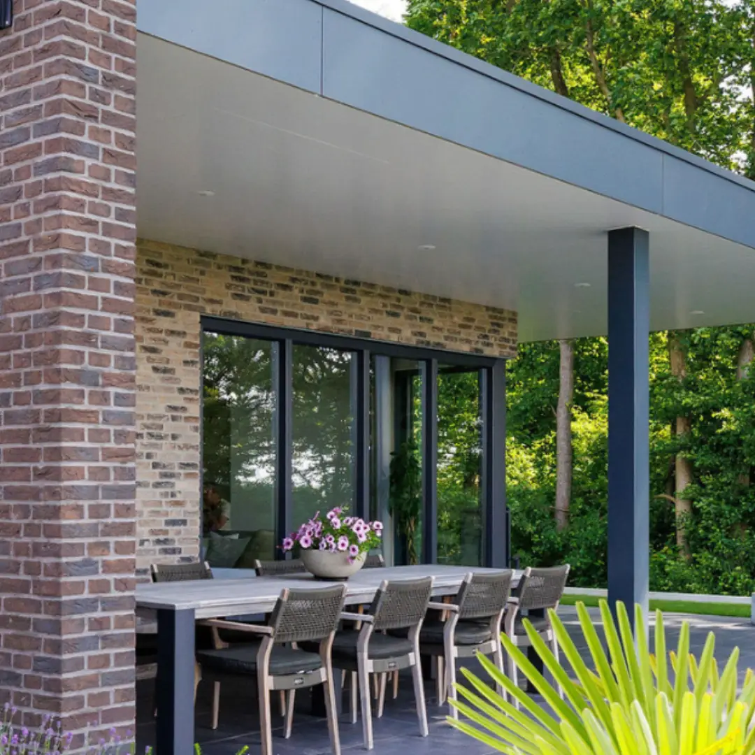 Aangebouwde overkapping met grote eettafel