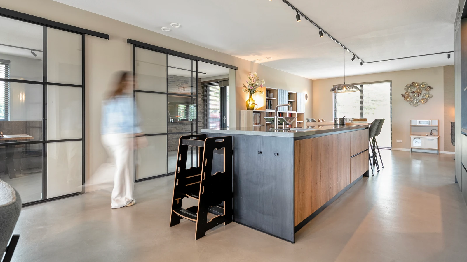 Vrijstaande keuken met groot keukeneiland met houten details