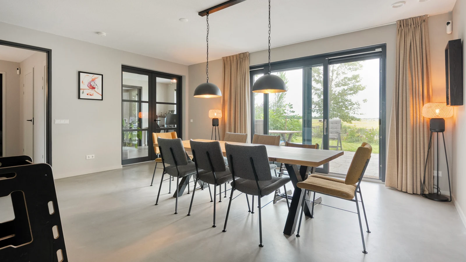 Eettafel met stoelen en een hanglamp