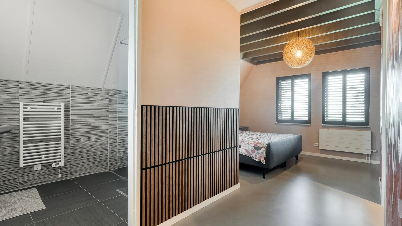Slaapkamer met aangrenzend een badkamer