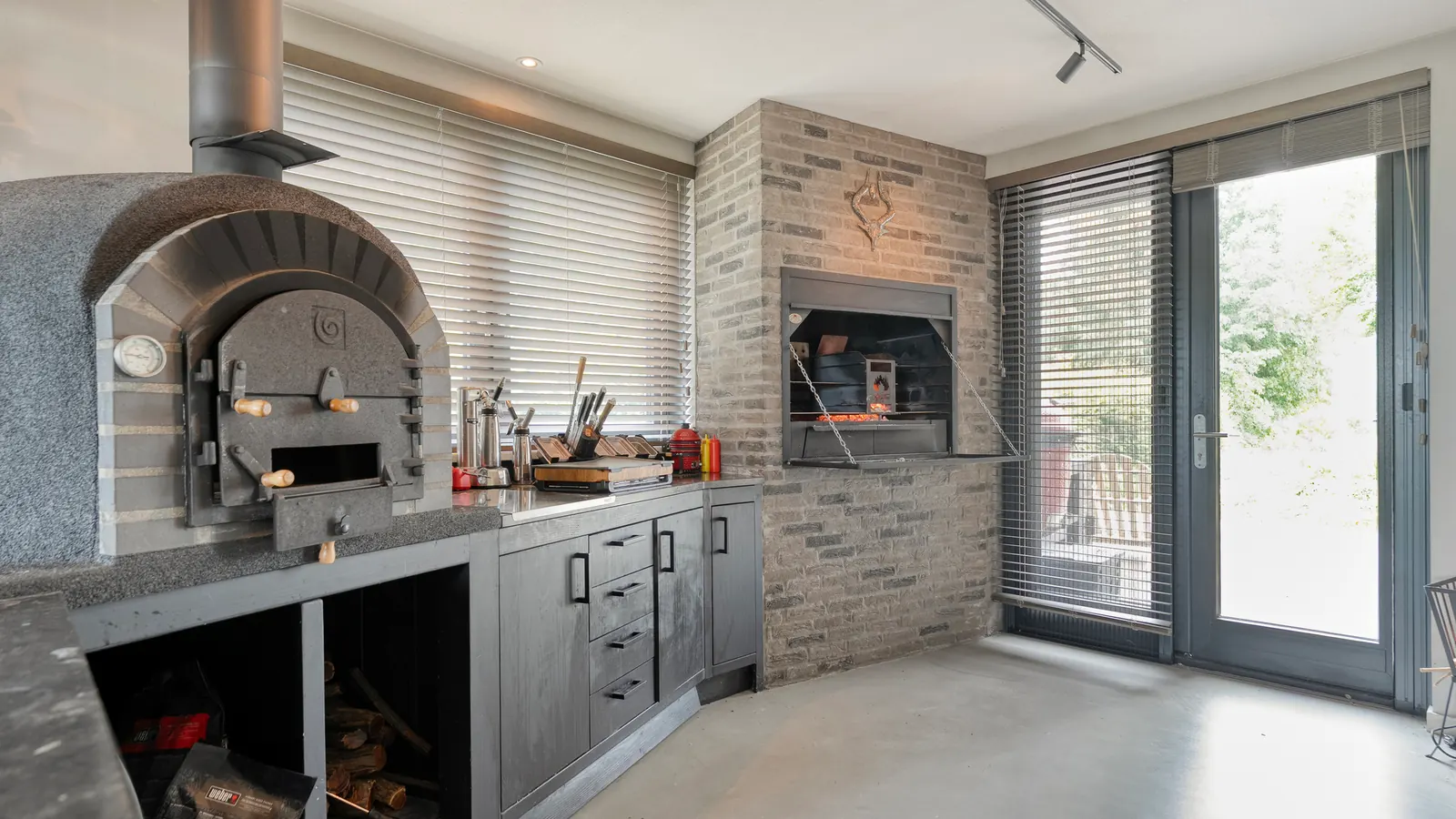 Pizzaoven in hout met grote haard