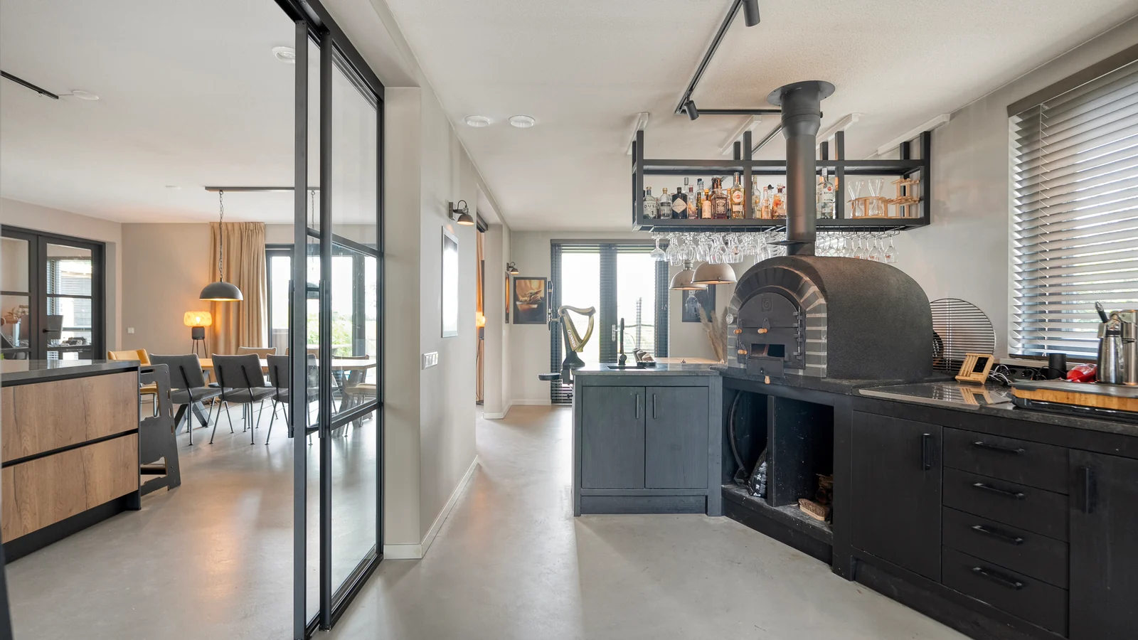 Pizzaoven aansluitend aan de open keuken