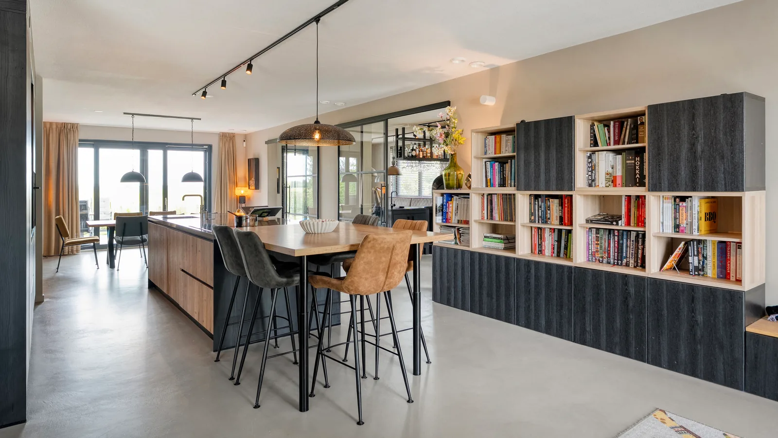 Grote open keuken met keukeneiland en houten details