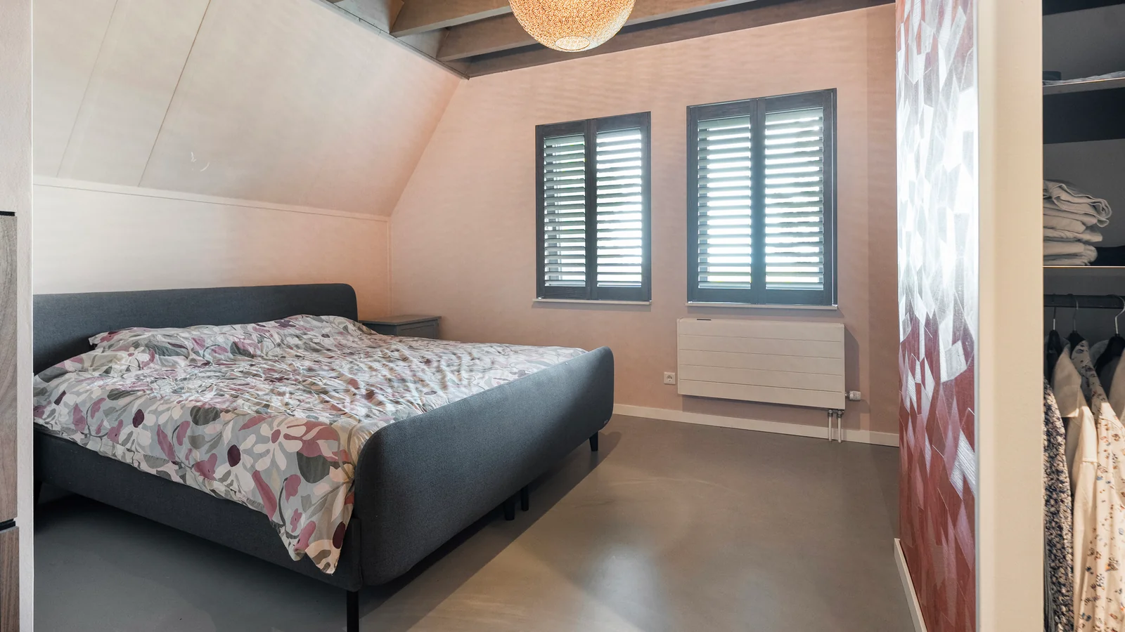 Slaapkamer met tweepersoons bed en vide