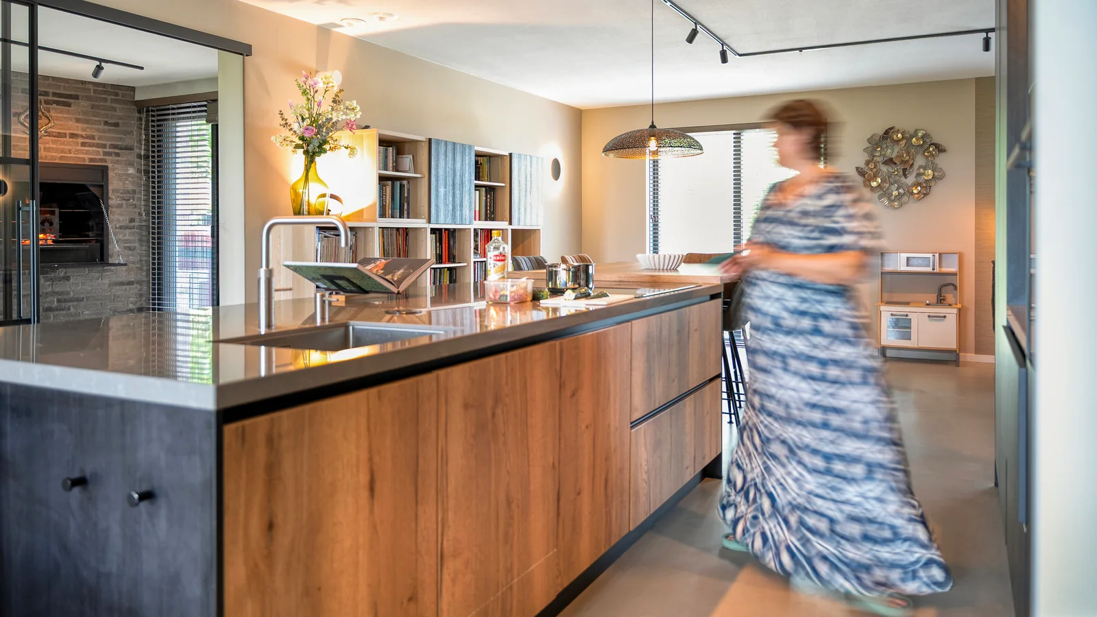 Vrijstaande keuken met groot keukeneiland met houten details