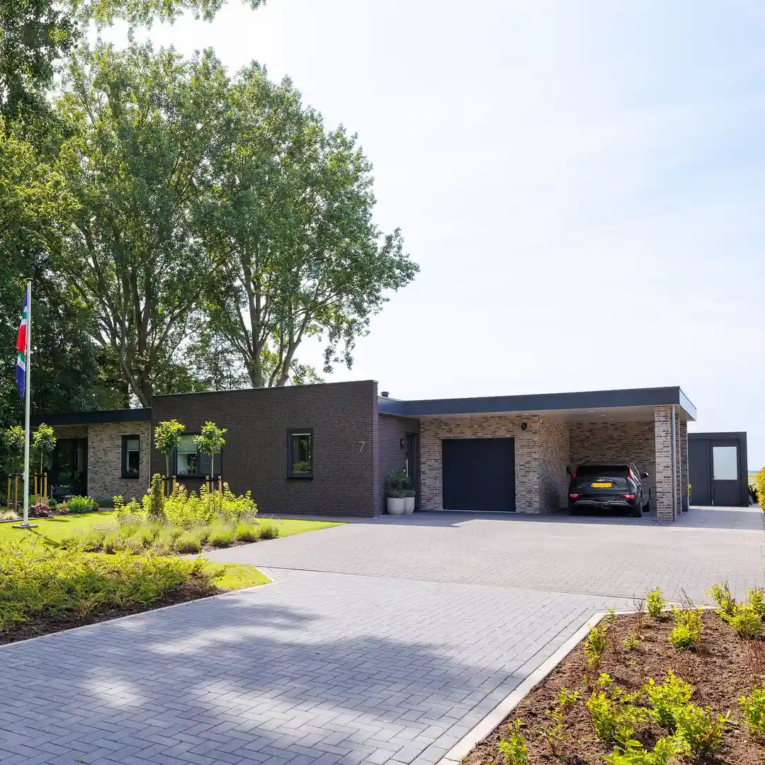 Vrijstaande bungalow voorzijde met aangebouwde garage