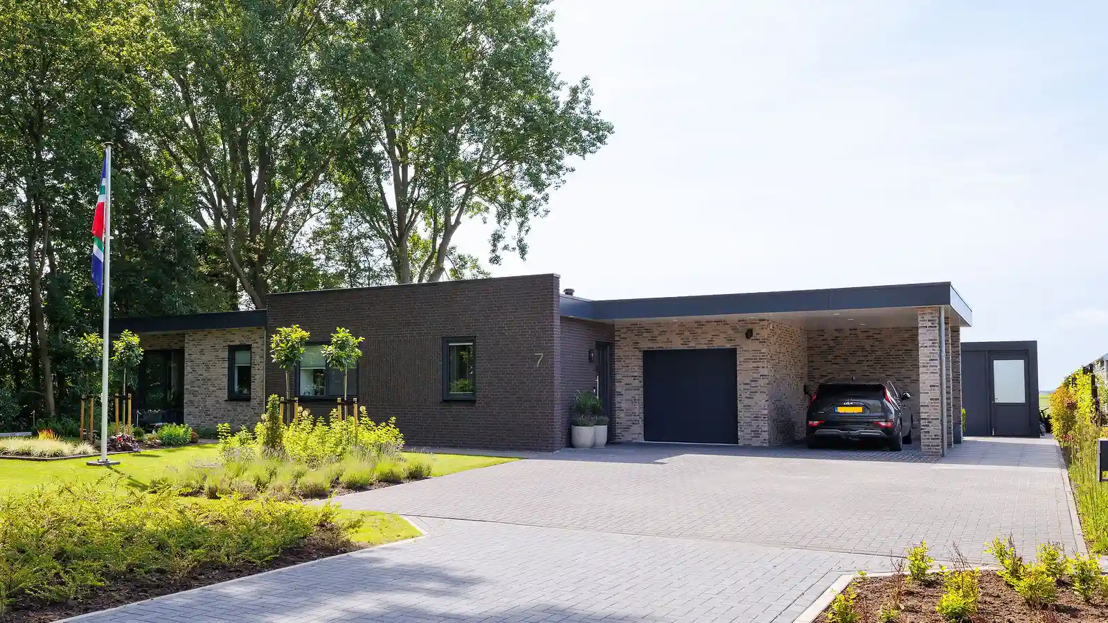 Vrijstaande bungalow woning met aangebouwde garage