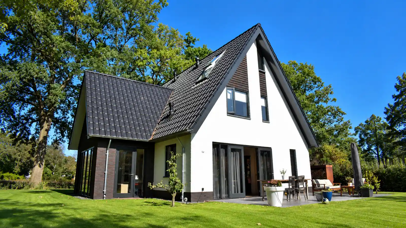 Moderne vrijstaande woning met wit gevelsauswerk