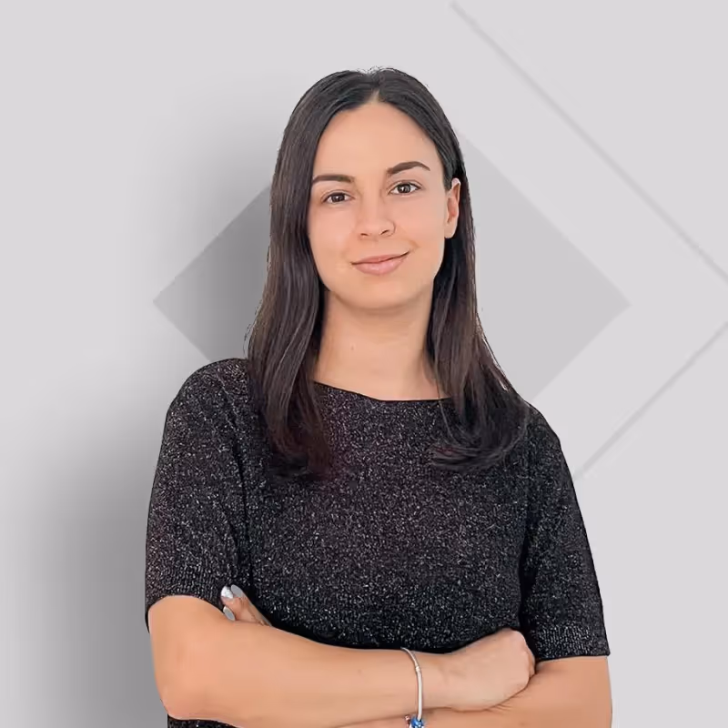 Photo of Valentina Paunova with crossed arms.