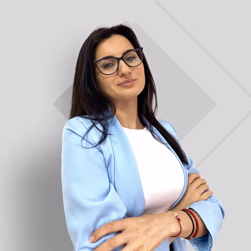 Photo of Elizabet Bakalova with crossed arms