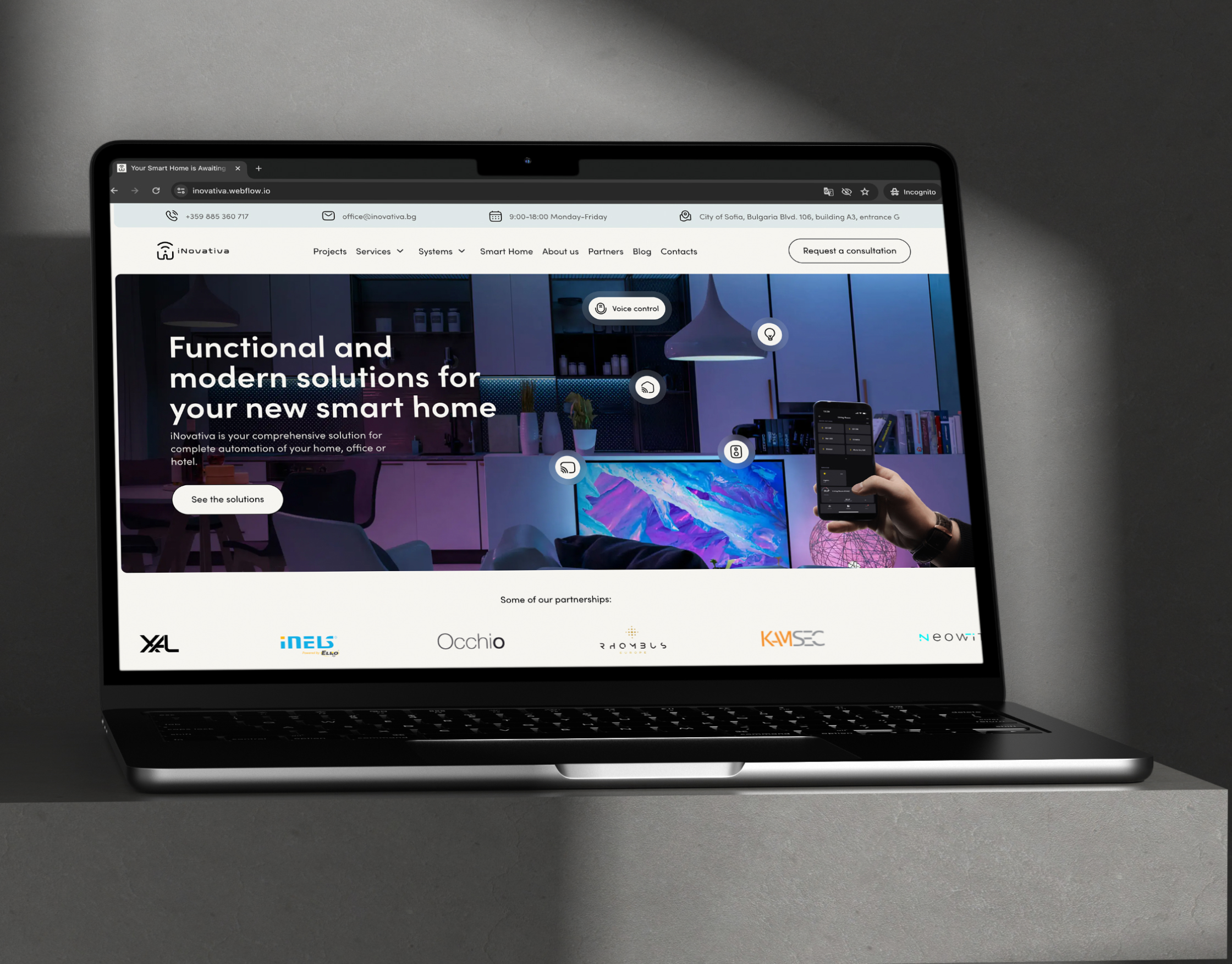 Inovativa smart home homepage on a laptop mockup, with a lit living room hero and a partner logo strip