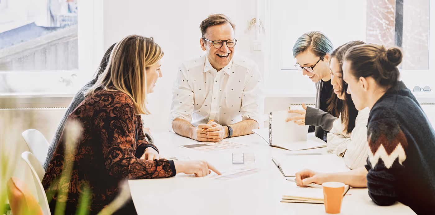 Das Team rund um die Erklärvideoagentur Nutcracker aus Frankfurt bespricht sich an einem Tisch.