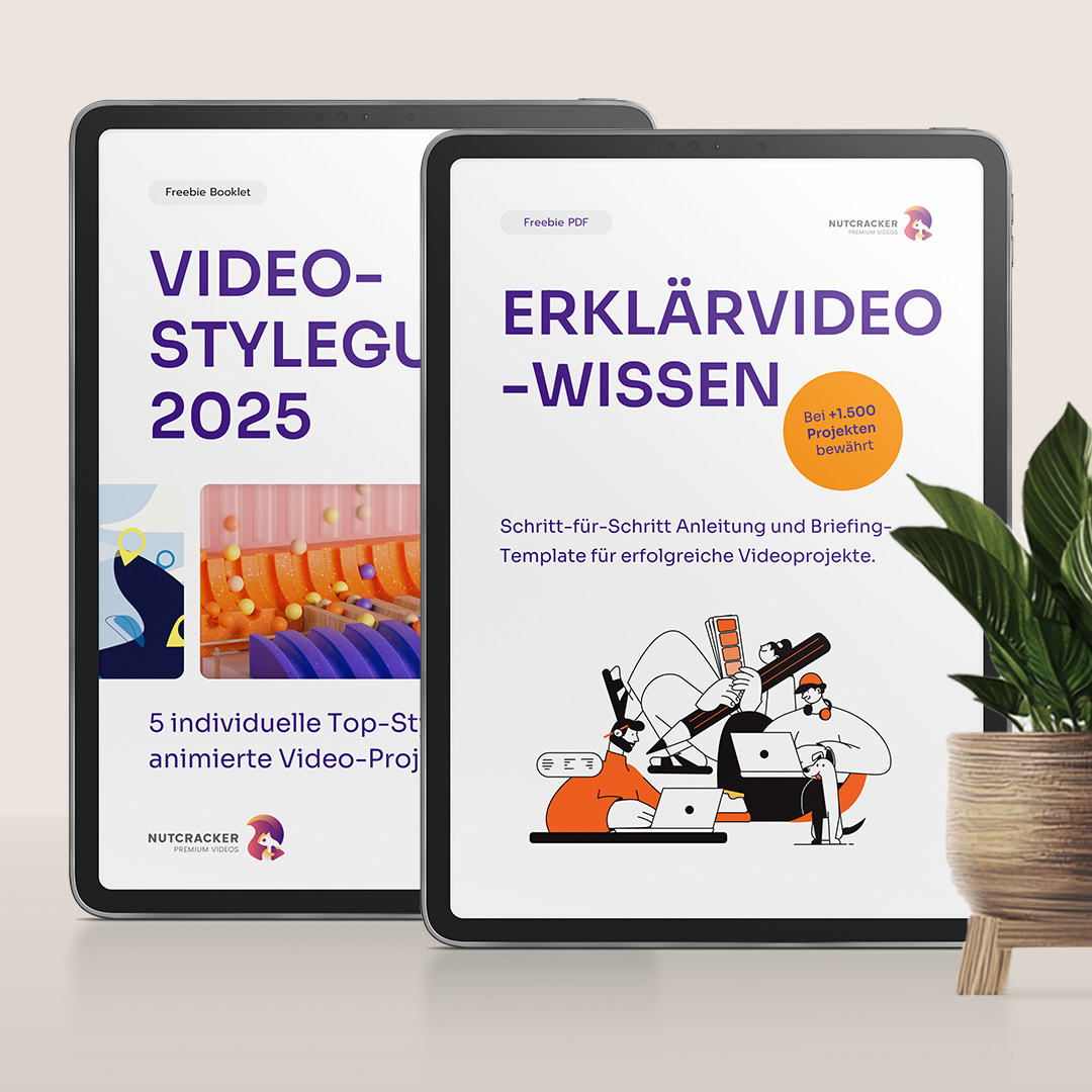 Zwei iPdas stehen auf einem Tisch neben einer Topfpflanze. Auf den Displays der iPads sind die zwei Freebies von nutcracker zu sehen.