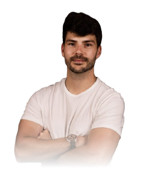 Hombre de brazos cruzados con camiseta blanca y reloj