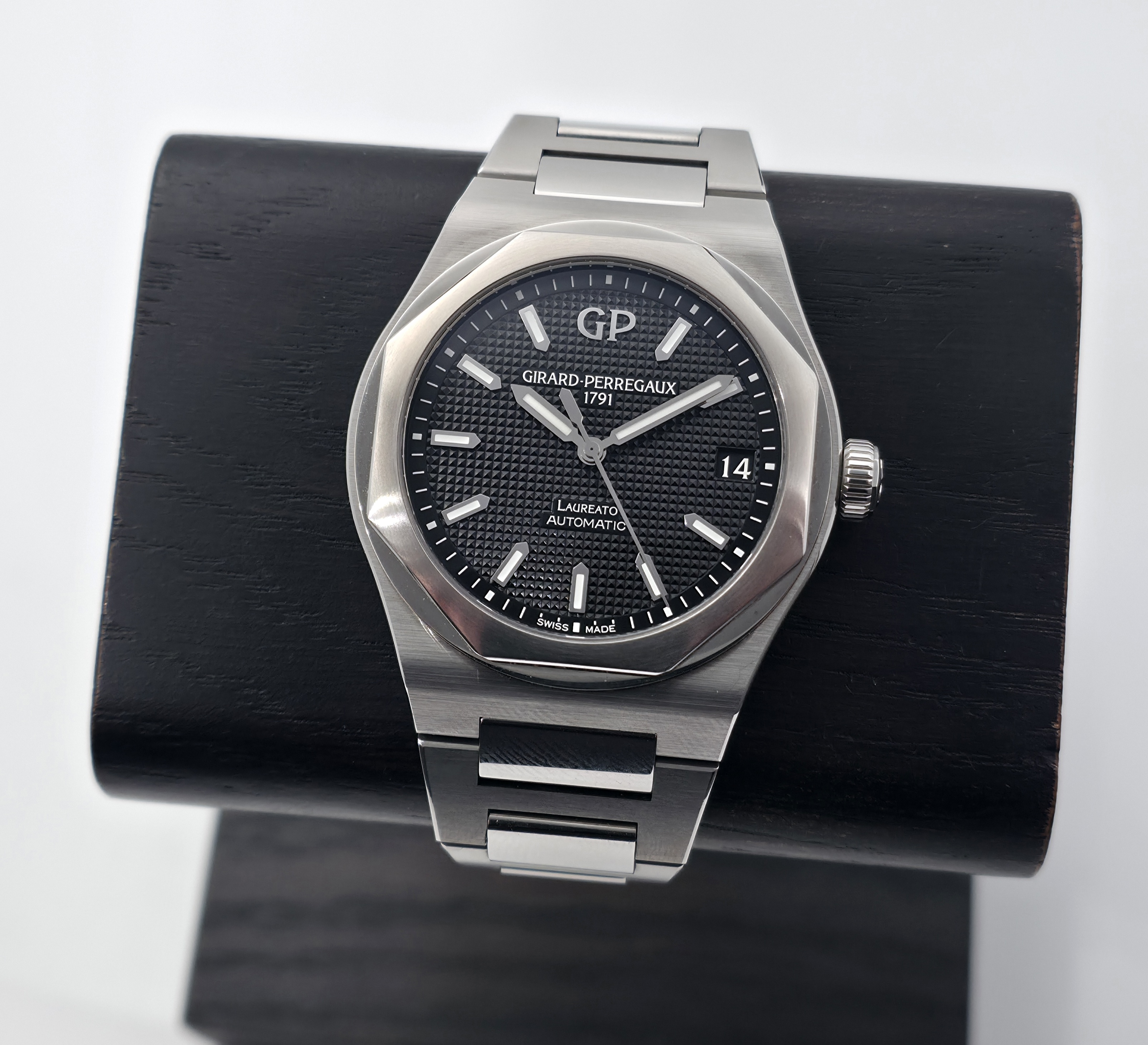 Girard-Perregaux Laureato 42mm Black (06/2025)