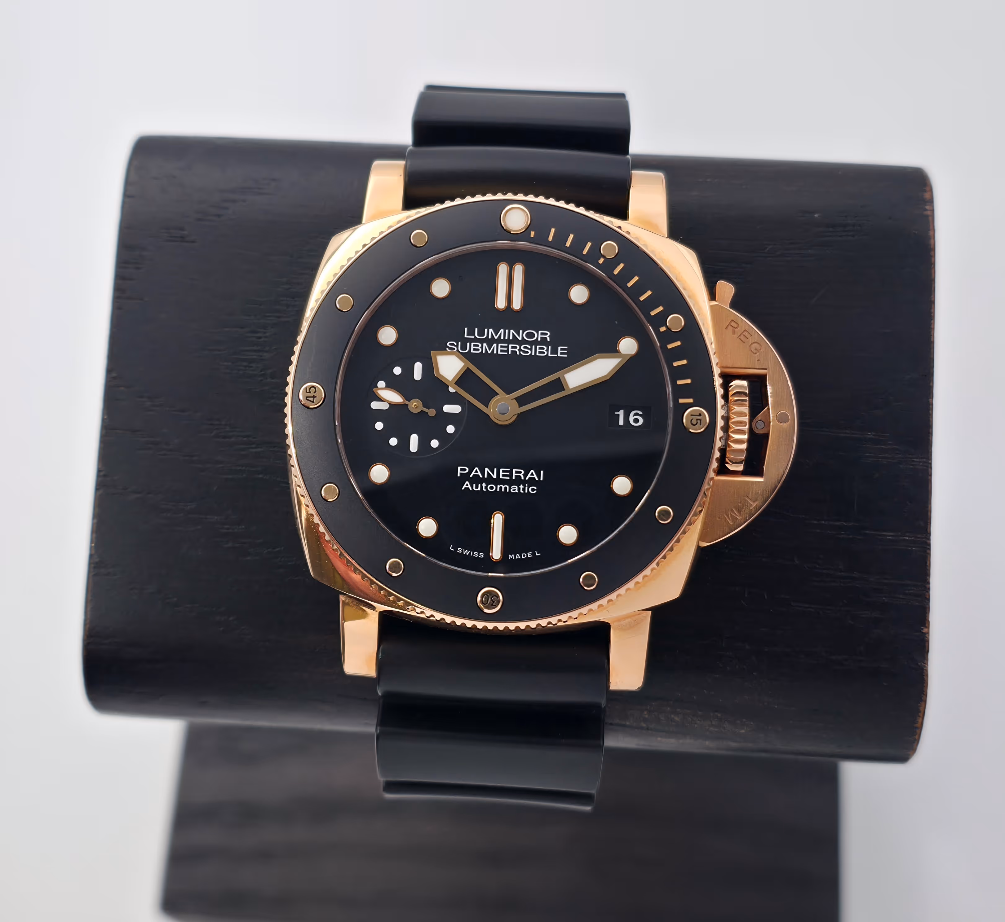 Panerai Submersible 18k Gold 42mm (01/2018)