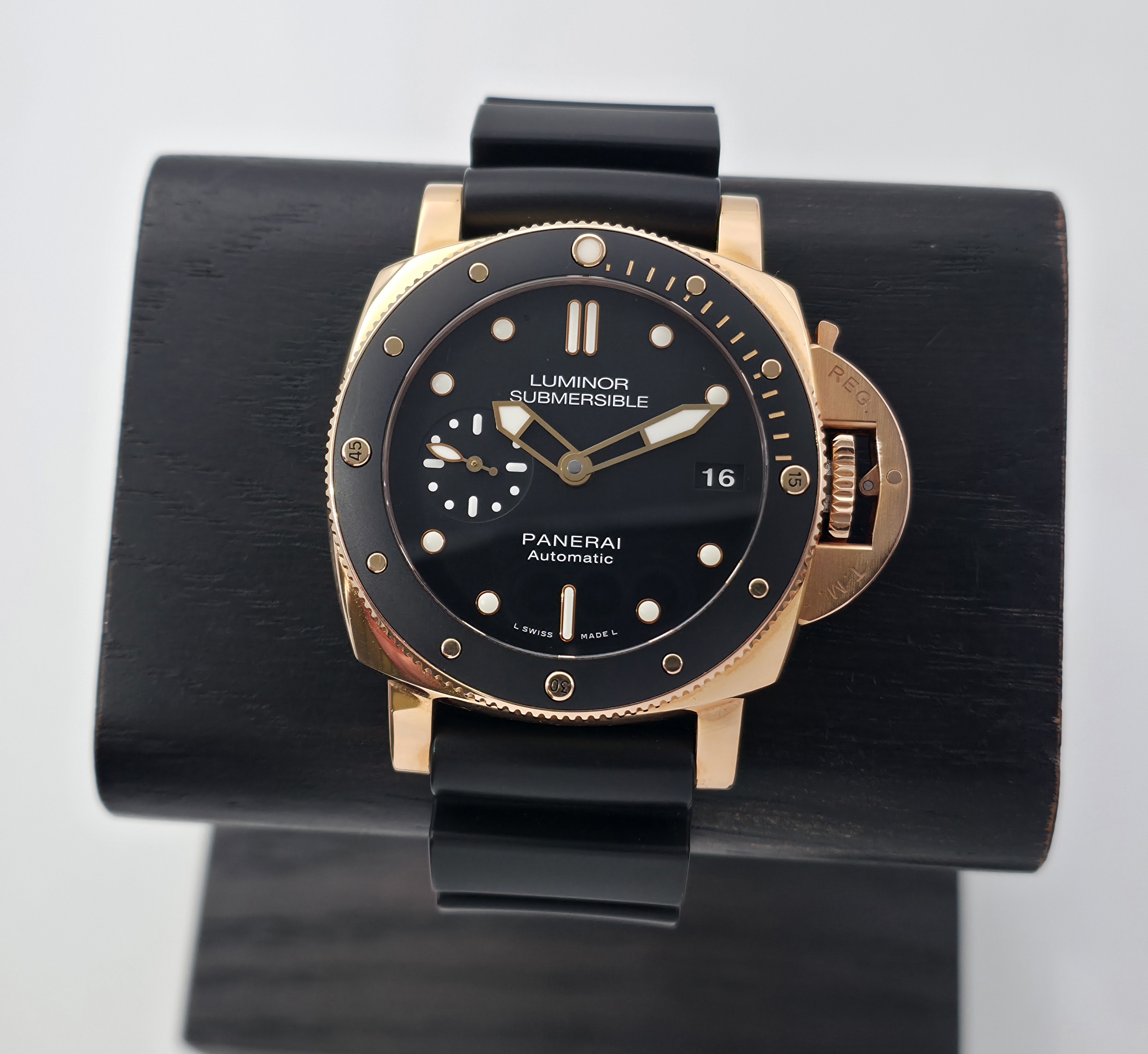 Panerai Submersible 18k Gold 42mm (01/2018)