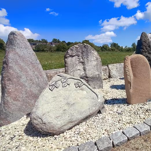 Naturstein Grabsteine + Findlinge
