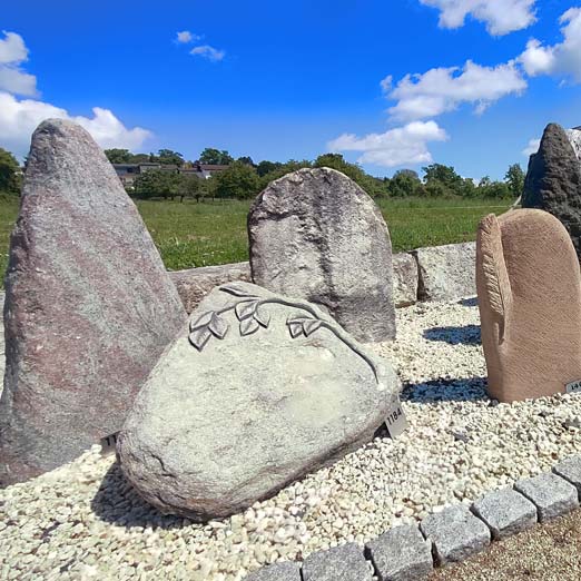 Naturstein Grabsteine + Findlinge