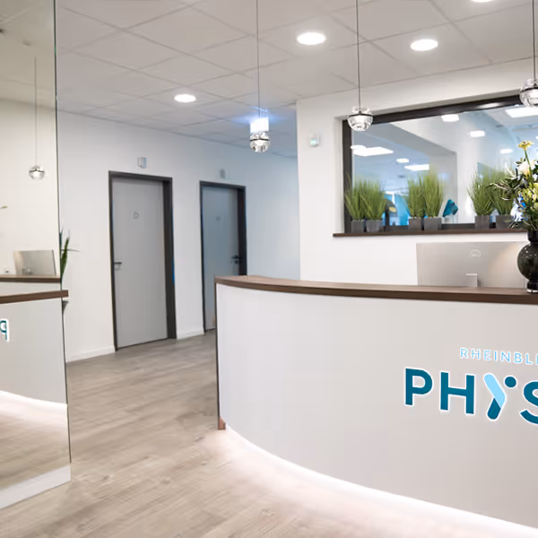 Heller und großzügiger Empfangsbereich der Rheinblick Physio Düsseldorf.