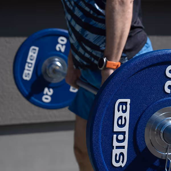 Nahaufnahme der Grundposition Kreuzheben mit der Langhantel.