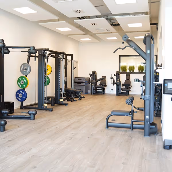 Großer heller Trainingsraum der Rheinblick Physio mit neuesten Geräten der Marke Technogym.