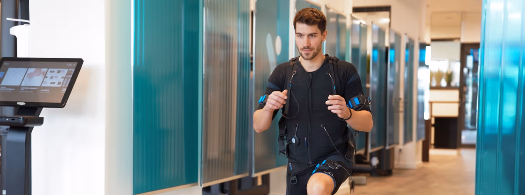 Demonstration einer Übung während des EMS-Trainings in der Rheinblick Physio Praxis
