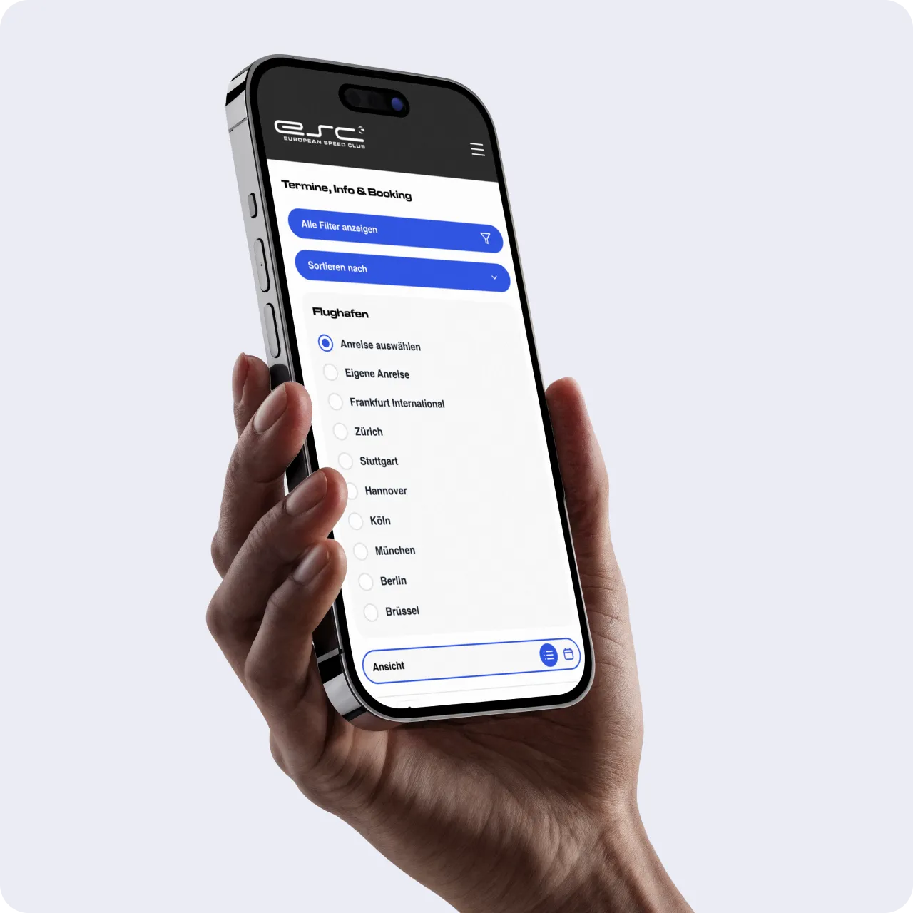 Das neue ESC Buchungssystem auf eine Smartphone Bildschirm in der Hand von einer Person